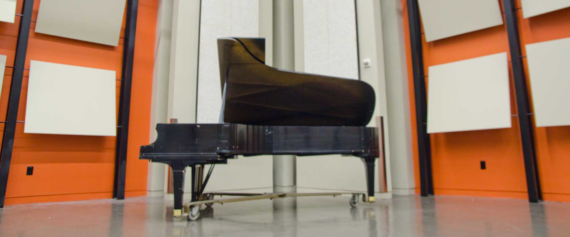 Image of a piano in a recording studio